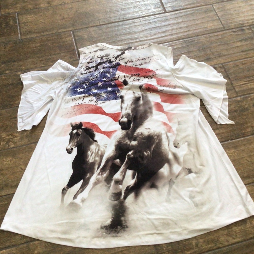 NWOT - Pretty Cold Shoulder Top w/ Horse Patriotic Theme. 2X.